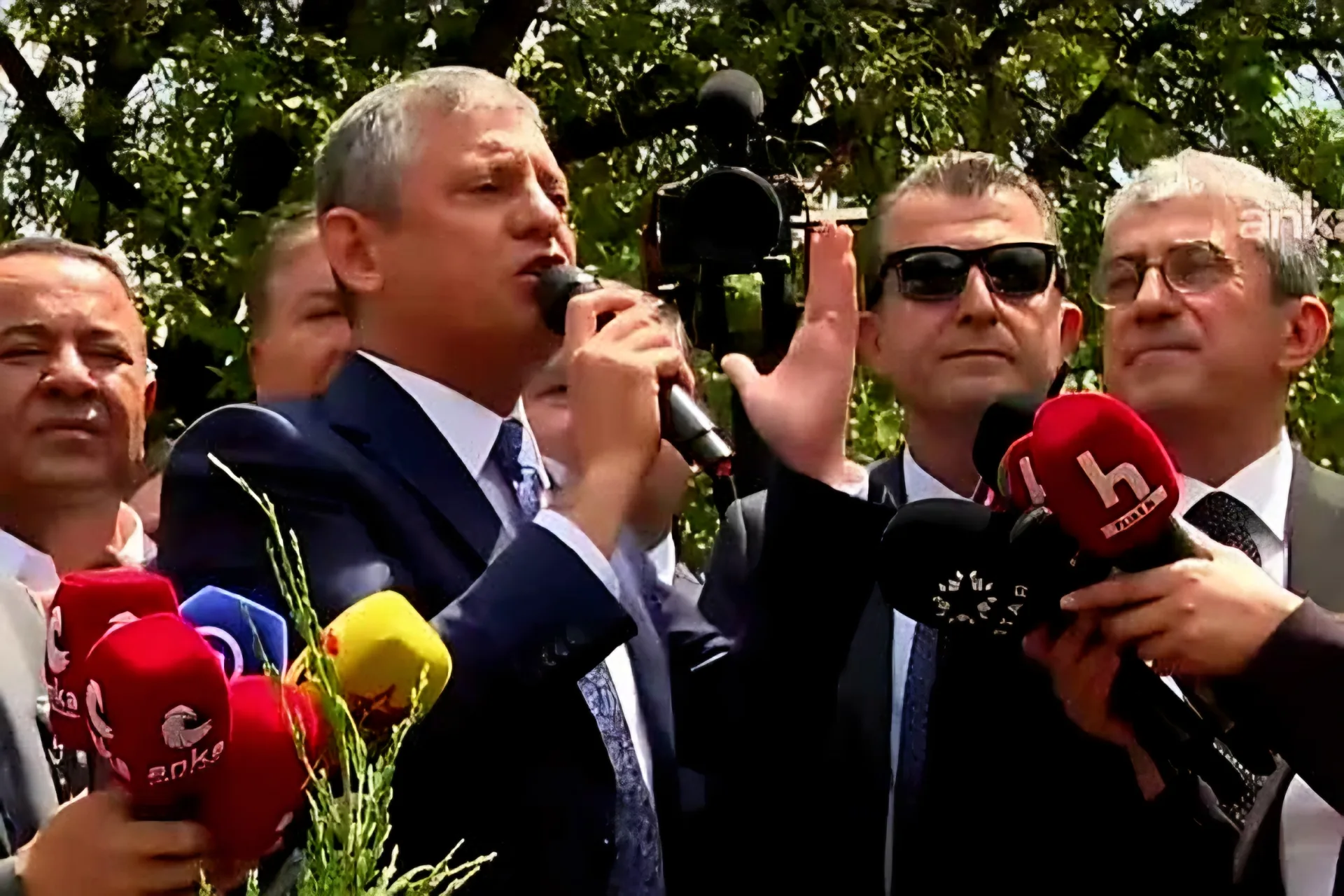 SON DAKİKA: Özgür Özel Meclis Kapısından Seslendi: "Oyunu Bozdunuz, İktidara Yürüyoruz!"