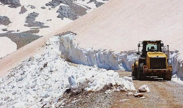 Antalya’da Aynı Gün İki Mevsim: Sahilde Yaz, Dağlarda 10 Metrelik Kar