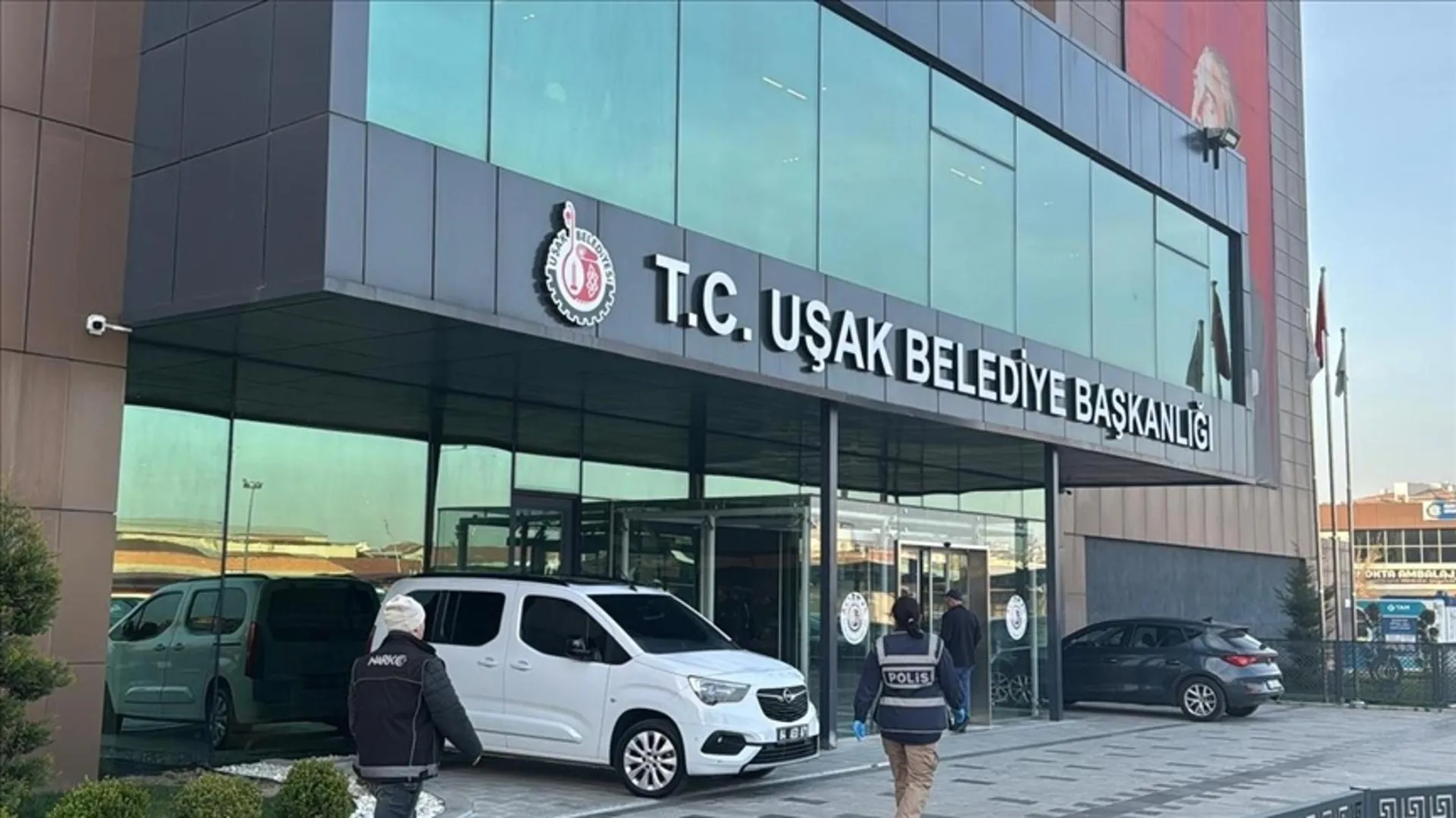 Uşak’ta Kamu Zararı Soruşturması: Belediyeden Maaş Alıp Özel İşletmelerde Çalışan 15 Kişi Gözaltında