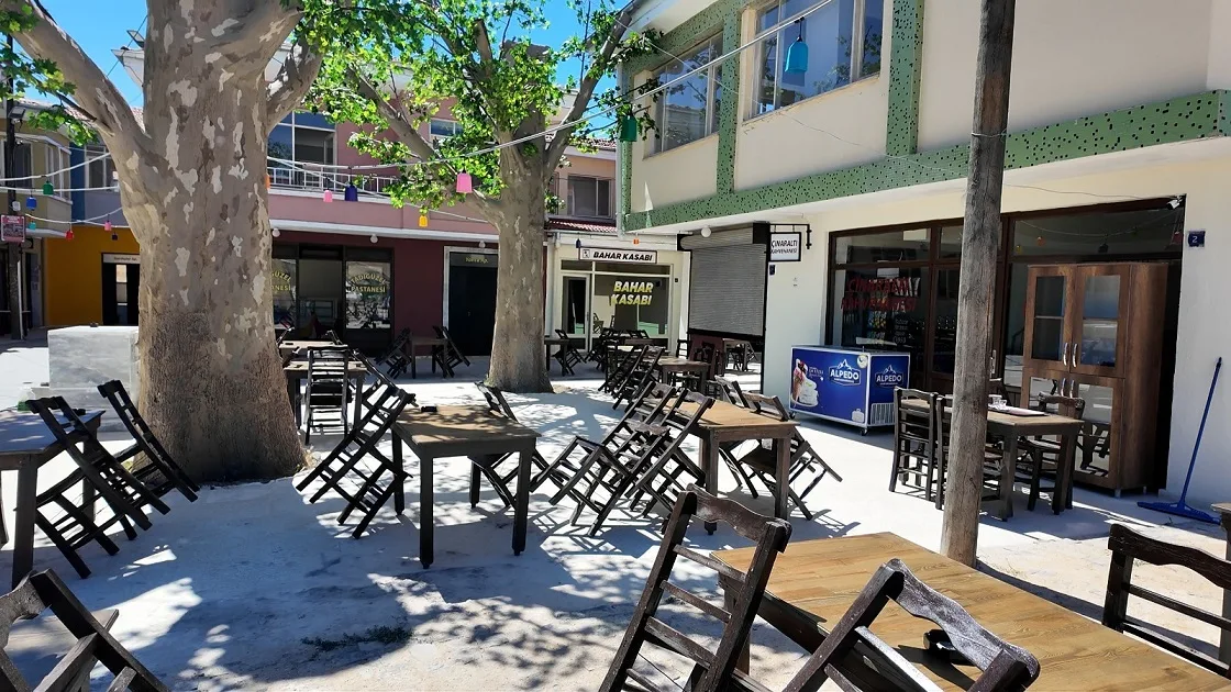 Elazığ'da Nostalji Rüzgarı: Seksenler Sokağı Yenilenen Yüzüyle Hizmete Açıldı!