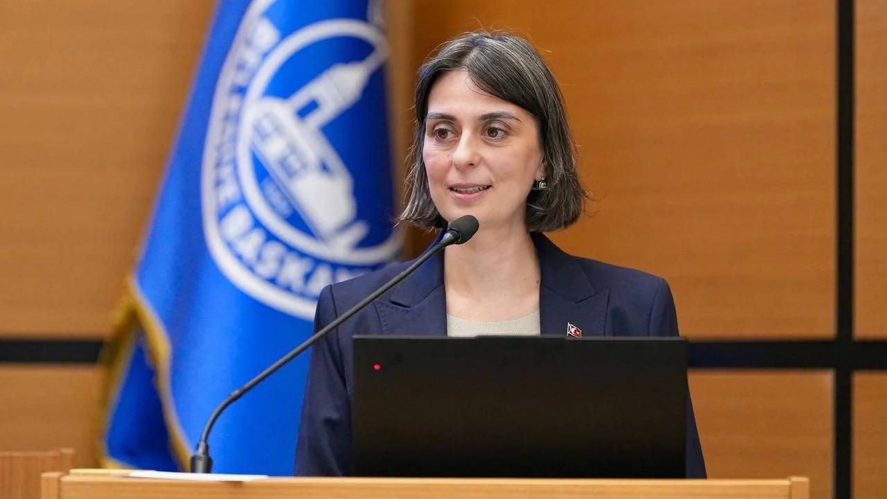 Üsküdar Belediye Başkanı Sinem Dedetaş'tan Gözaltı Sonrası İlk Mesaj: "Hayal Ettiğim Yer Nezarethane Değildi"