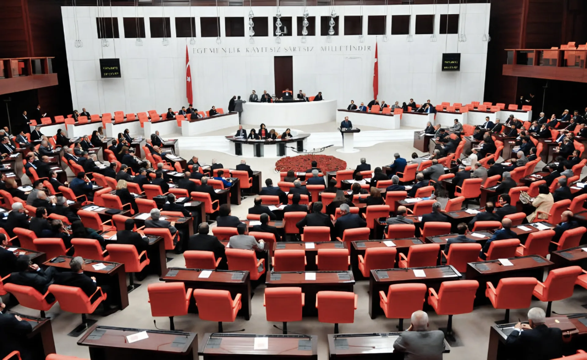 Özgür Özel ve 91 Vekil CHP'den İstifa Etti, TBMM'deki Sandalye Dağılımı Yeniden Şekillendi!