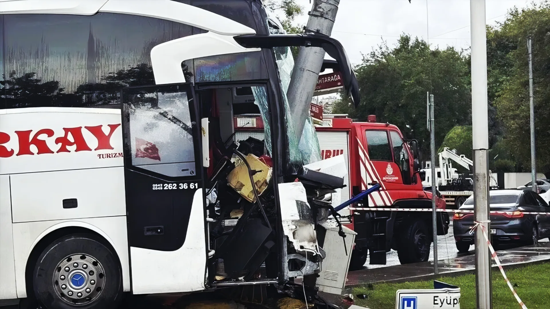 Eyüpsultan'da Otobüs ile Otomobil Çarpıştı: 30 Yaralı