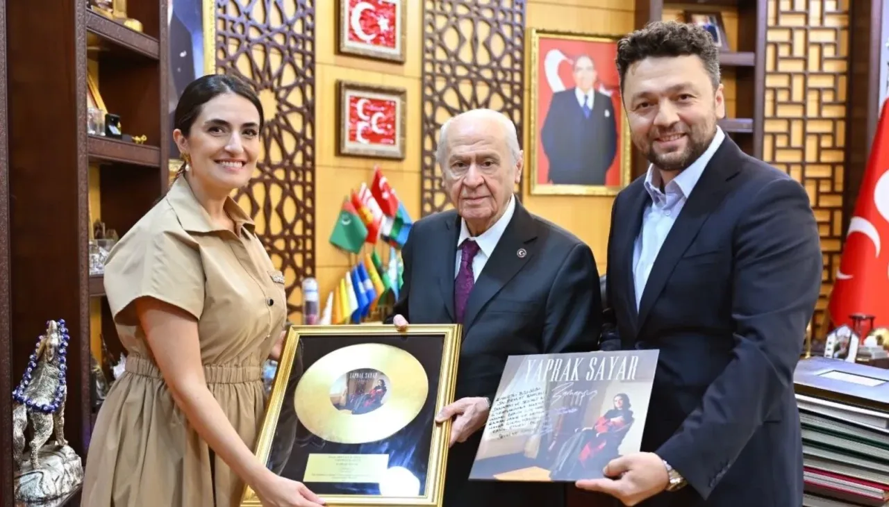 Sanatçı Yaprak Sayar’dan MHP Lideri Bahçeli’ye 'Altın Plak' Takdimi